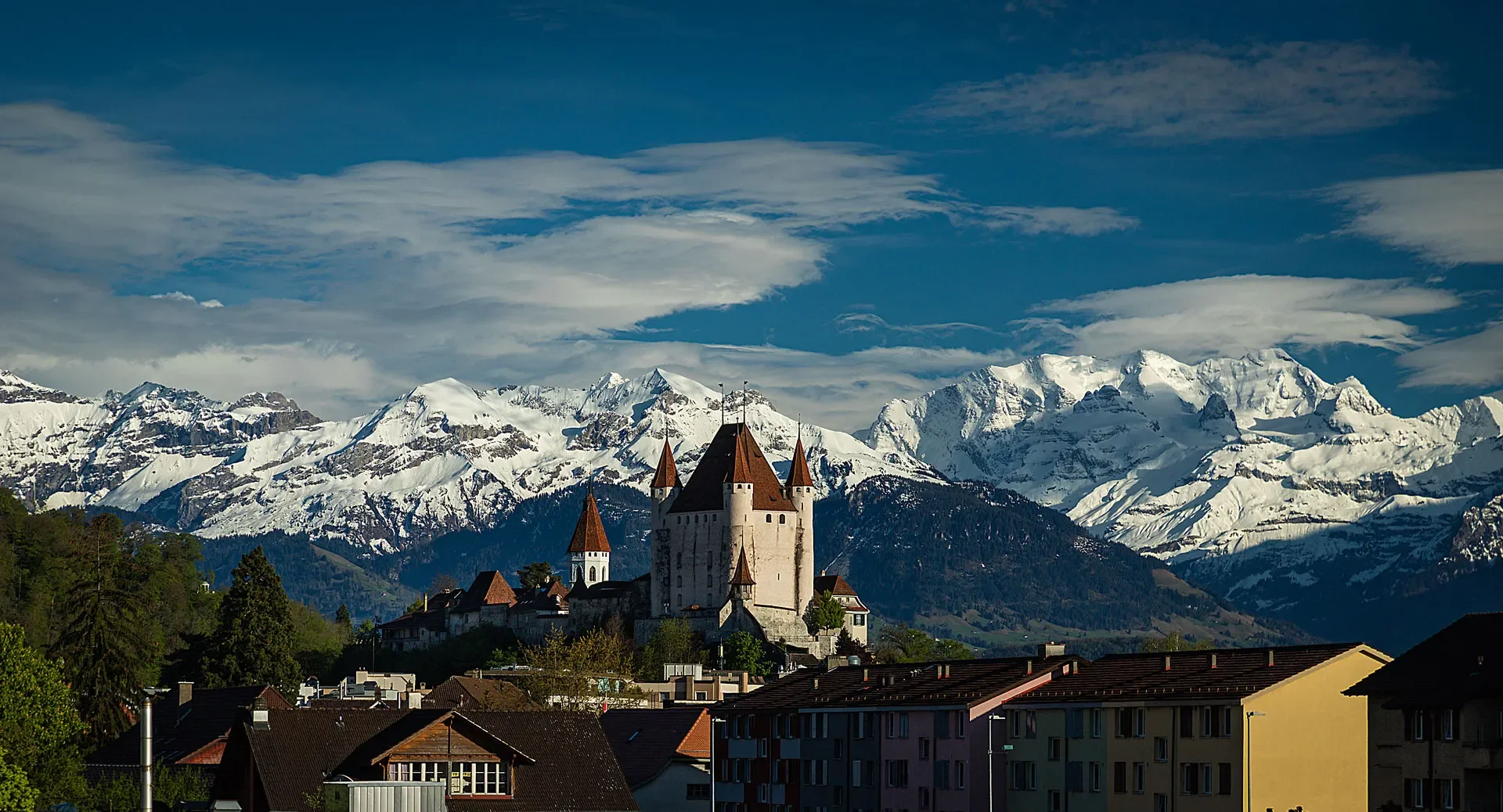 Schloss mit Alpenpanorama
